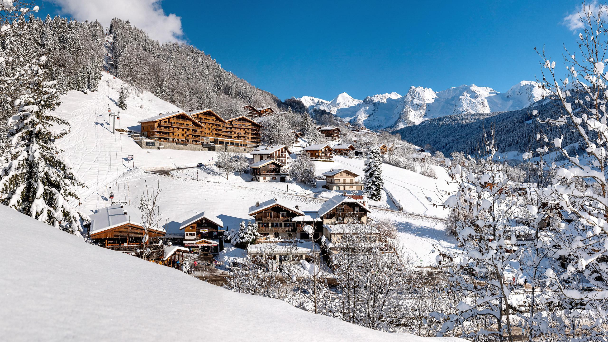 Vue extérieure des Chalets de Joy et du Massif des Aravis au Grand-Bornand en hiver