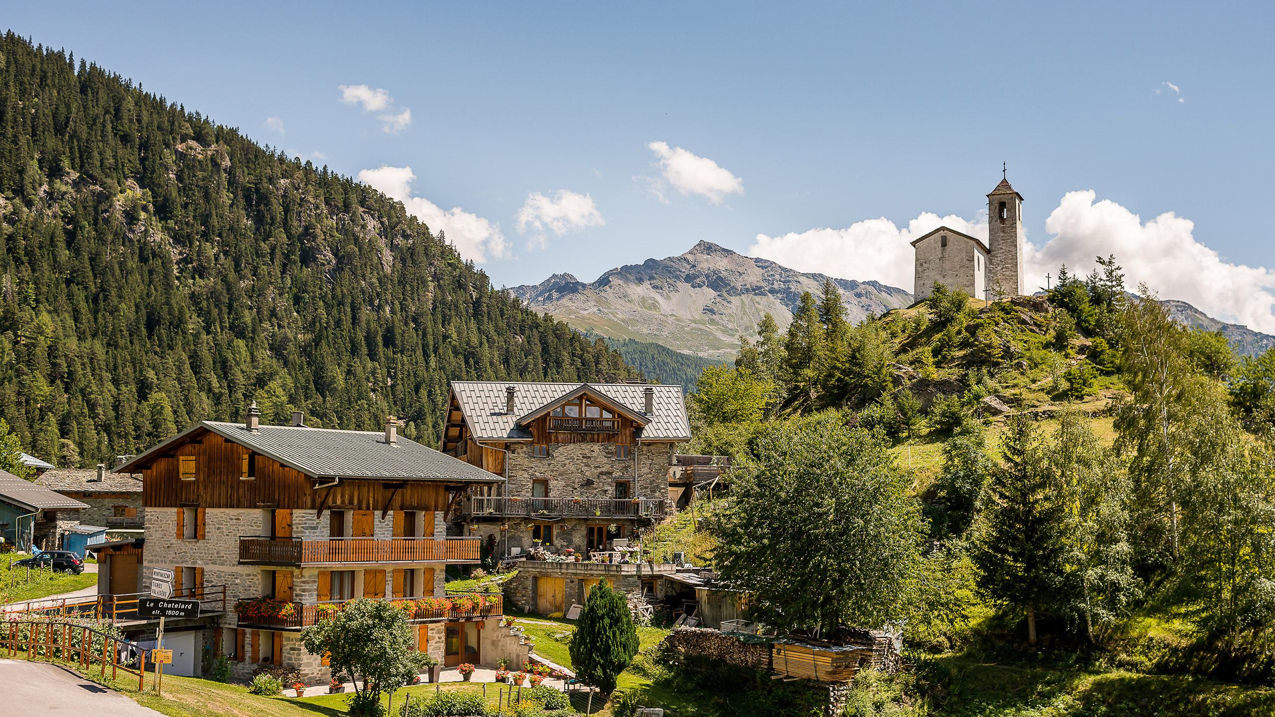 Vue sur le Hameau du Chatelard près de La Rosière en été