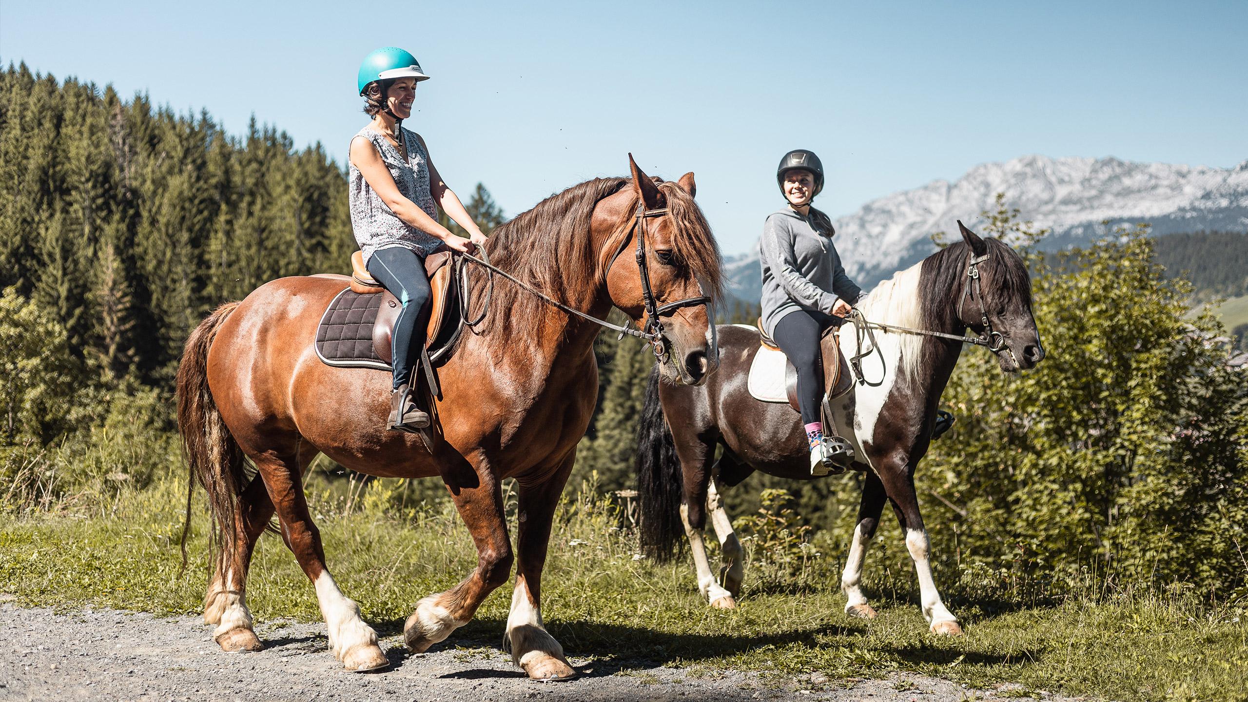 Balade à deux à cheval sur le domaine La Clusaz-Manigod, en Haute-Savoie