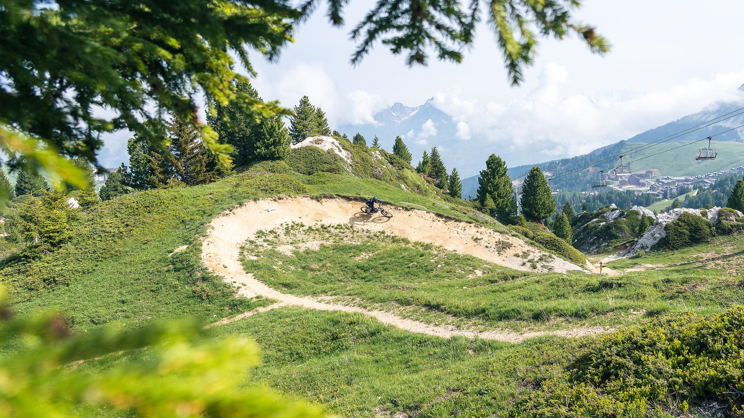 Une personne descend en VTT un sentier du Bikepark de La Plagne 