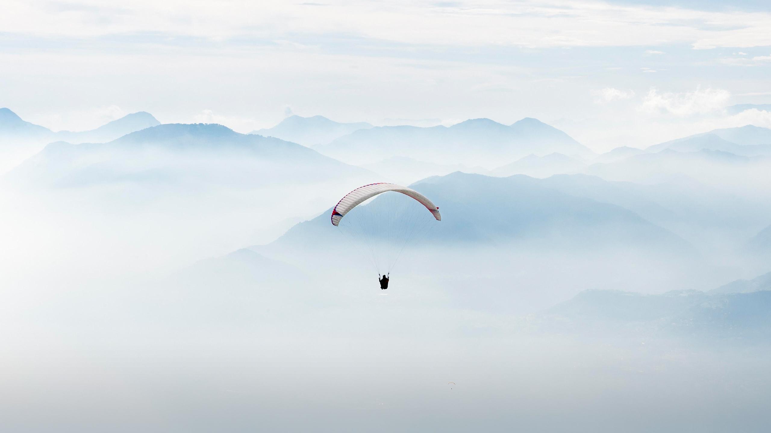 Un parapentiste vole au milieu des nuages