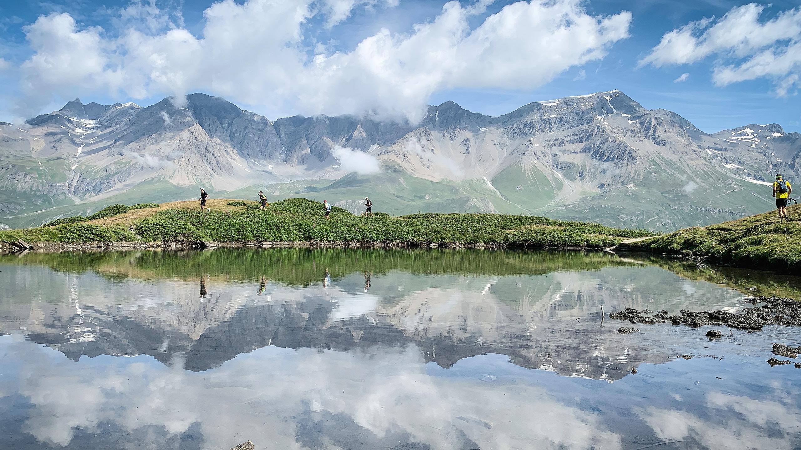 Un paysage de montagne avec un lac d'altitude en Haute Maurienne