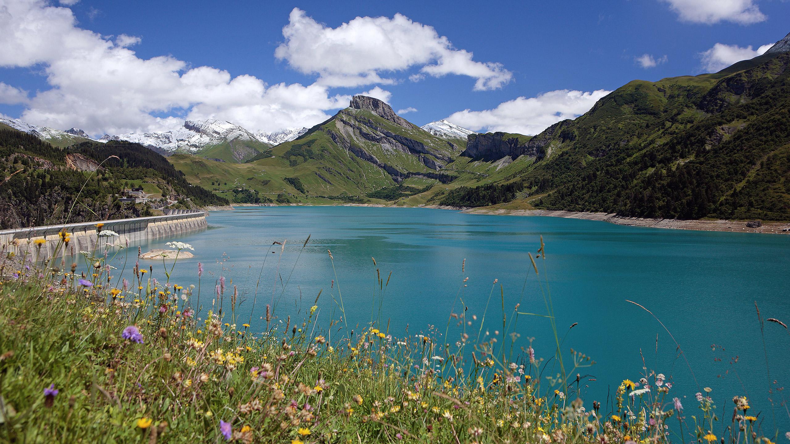 Lac situé dans le massif du Beaufortain