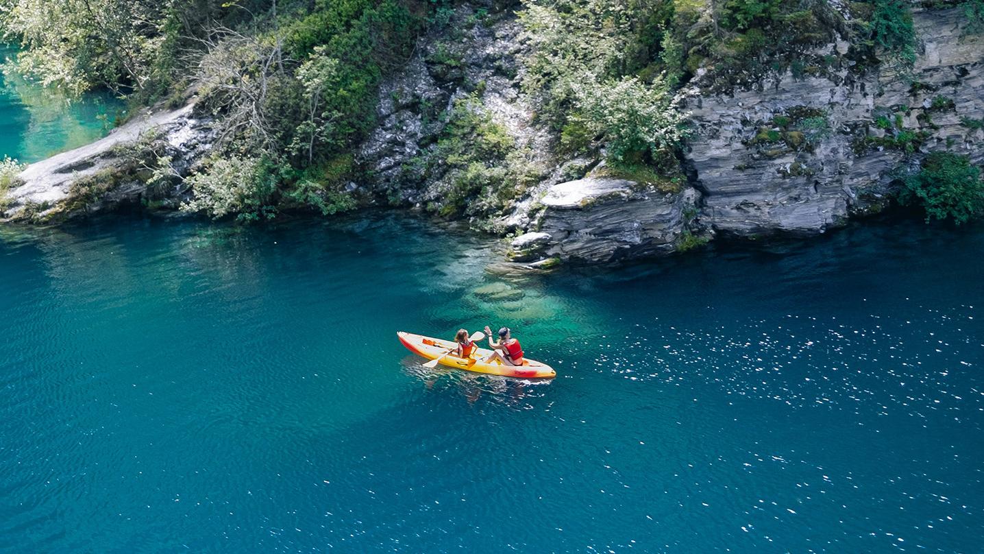 Kayakiste sur un lac du Beaufortain