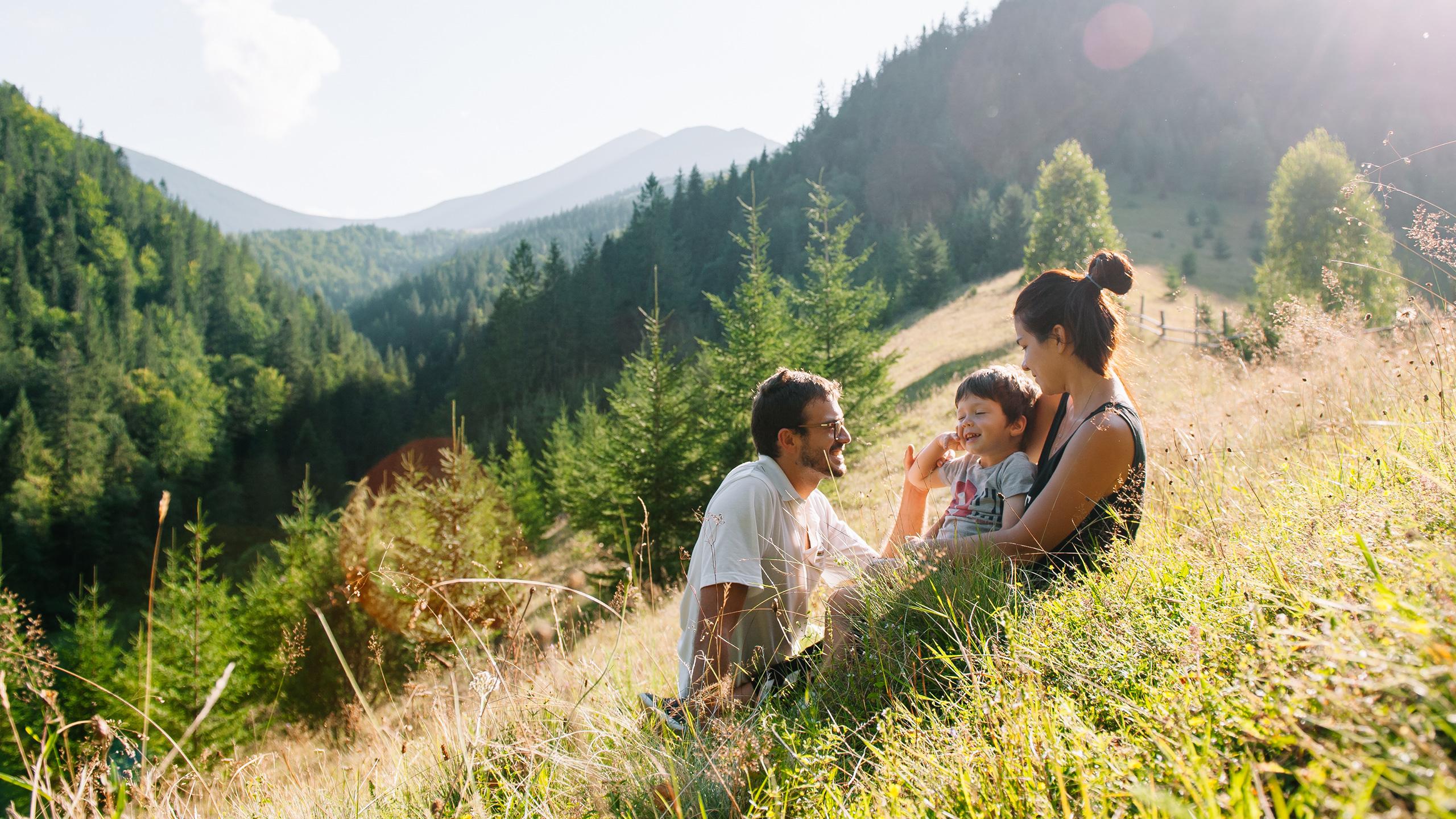 Famille rentrain de se détendre dans un champ 