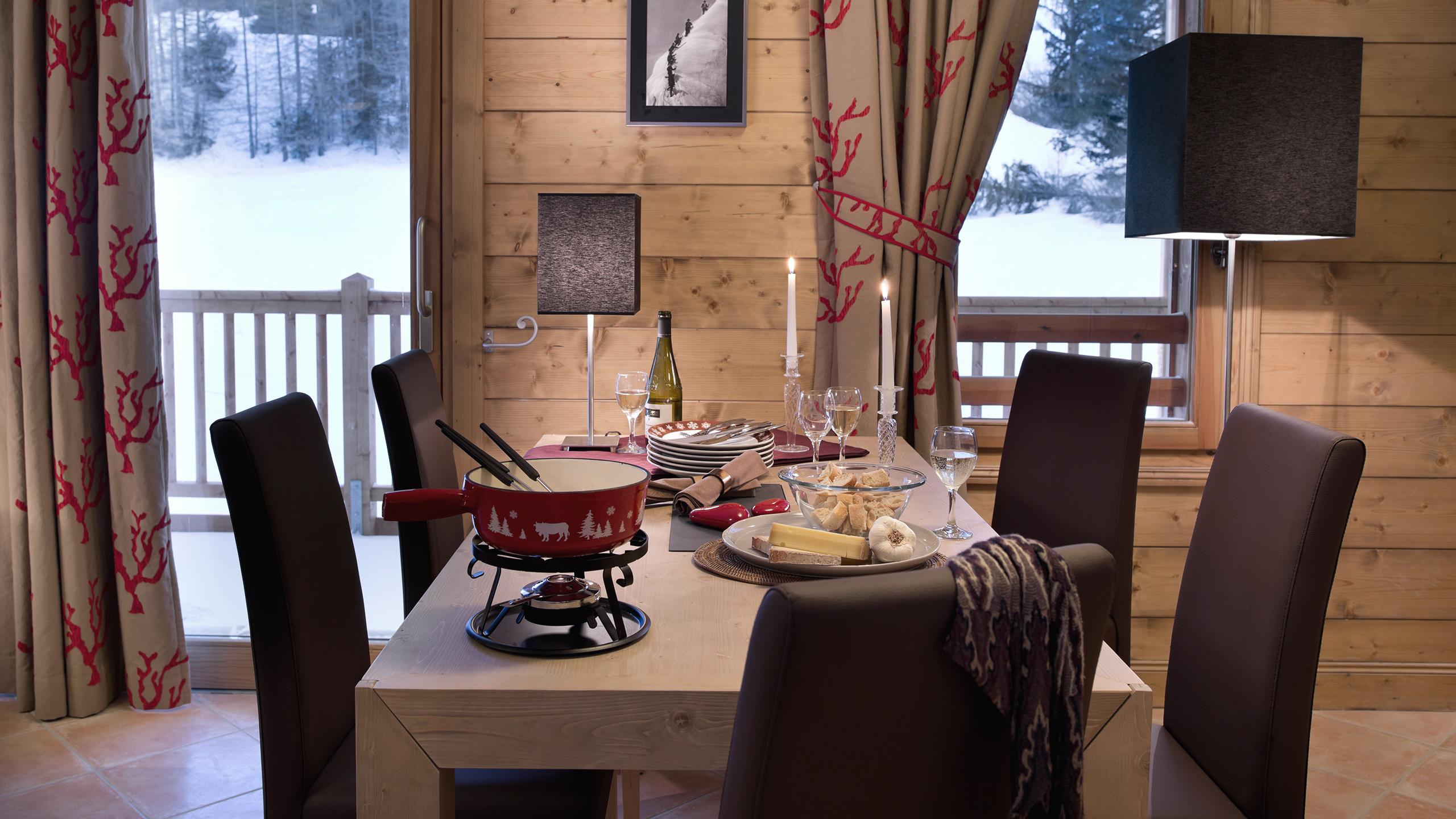 Salle à manger d'un appartement de la résidence Chalets de Flambeau à Val-Cenis