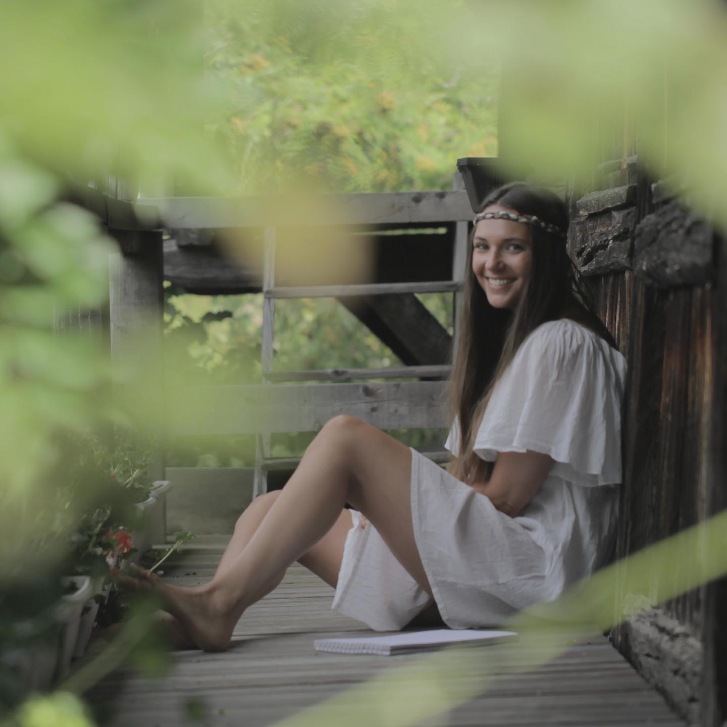 Pure Altitude - Une femme est assise par terre sur une terrasse