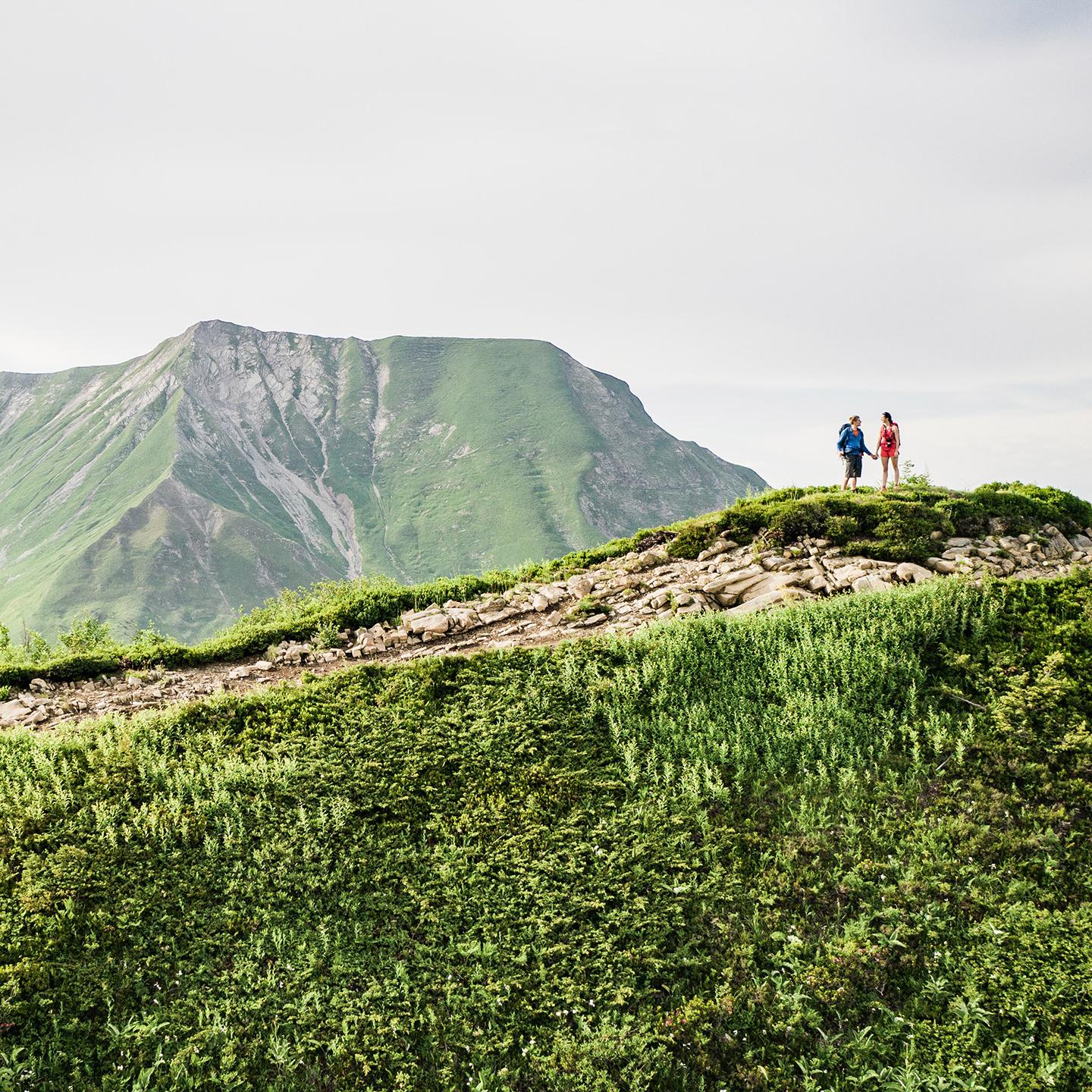Un couple randonne sur les sentiers du Grand-Bornand, dans le Massif des Aravis, en Haute-Savoie