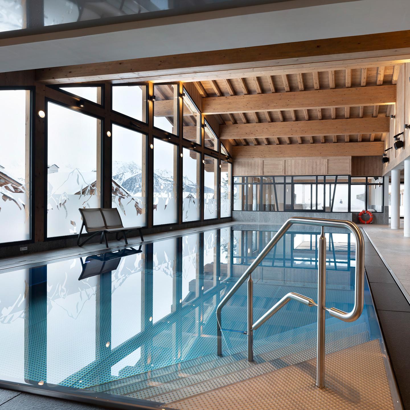 Piscine intérieure chauffée à l'Alpen Lodge, résidence située à La Rosière