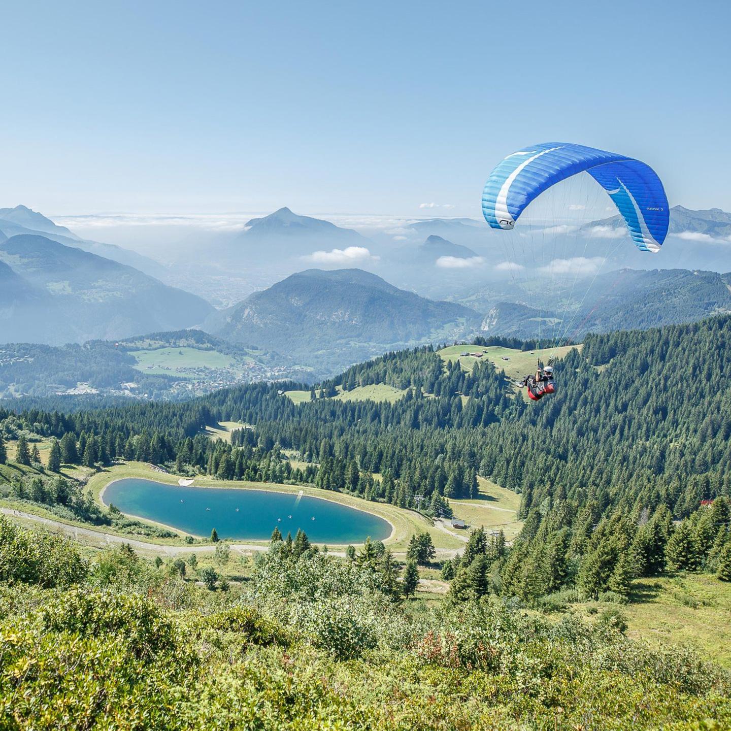 Un parapente survole la station des Carroz en pleine nature 