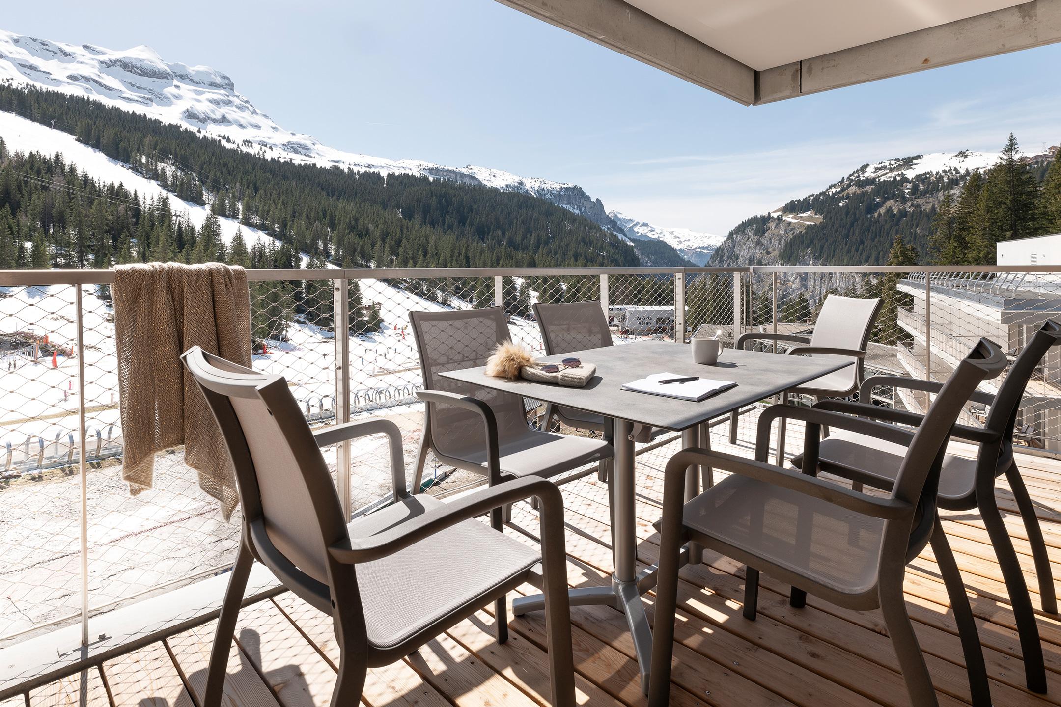 Vue d'une terrasse d'un appartement de la résidence Alhéna sur le front de neige et la station de Flaine