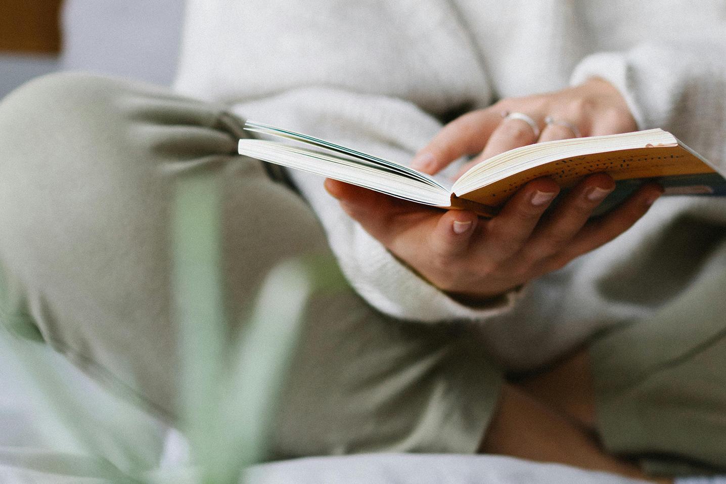 Femme entrain de lire sur un canapé