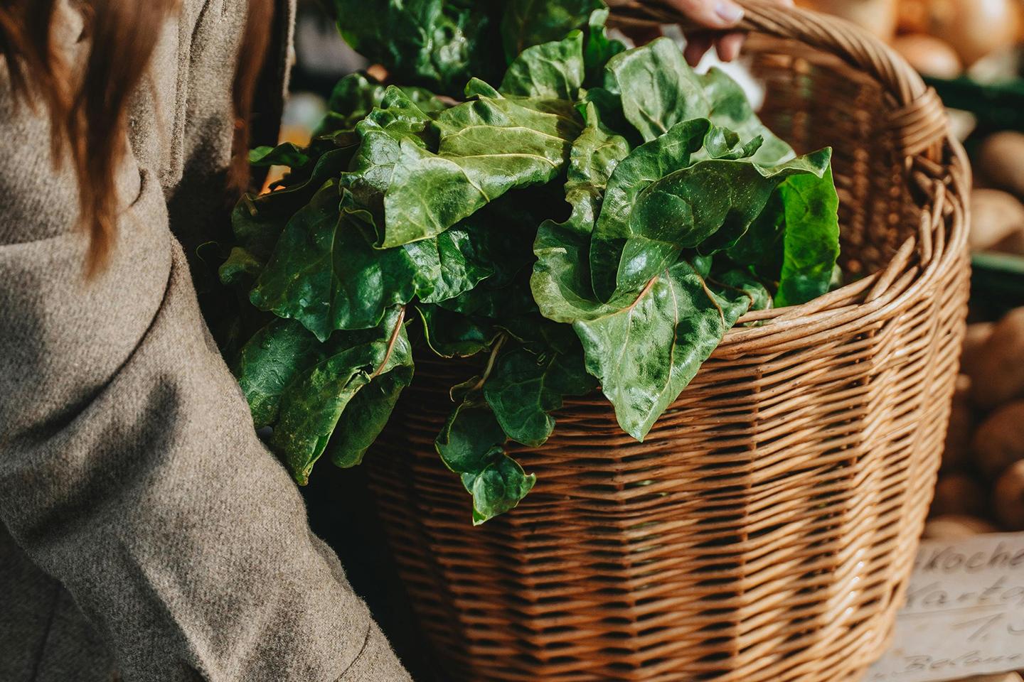 Femme faisant son marché 