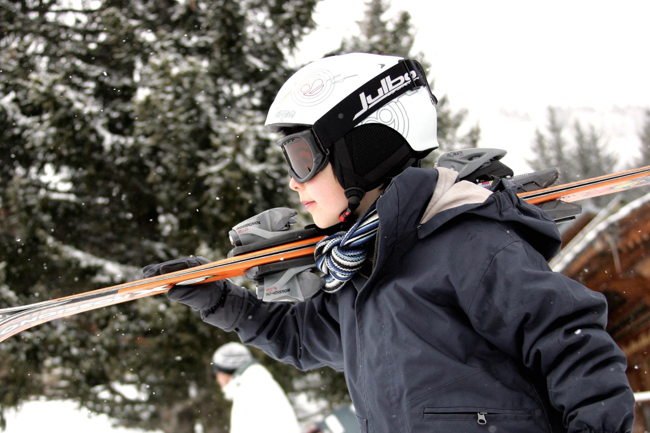 enfant portant ses skis 