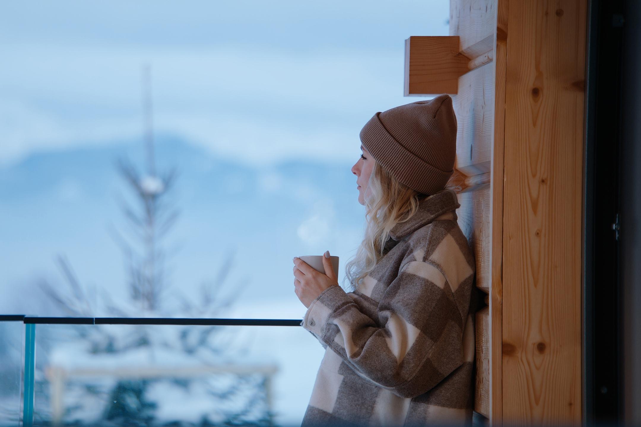 femme entrain d'admirer la vie depuis son balcon