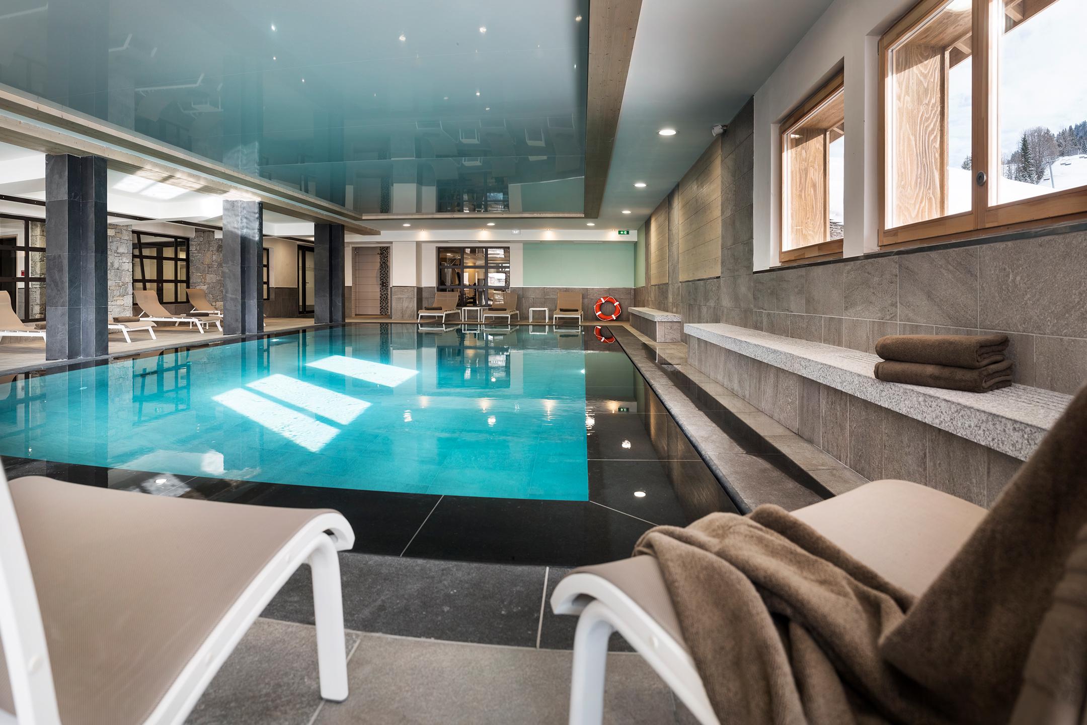 Piscine à débordement de l'espace bien-être du Roc des Tours au Grand Bornand Chinaillon