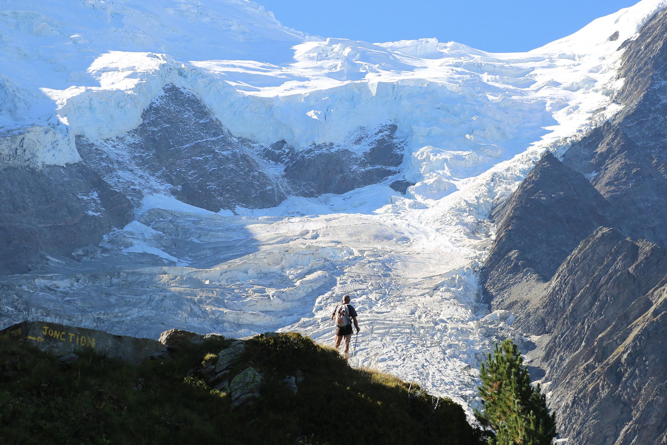 Homme face au Mont-Blanc 