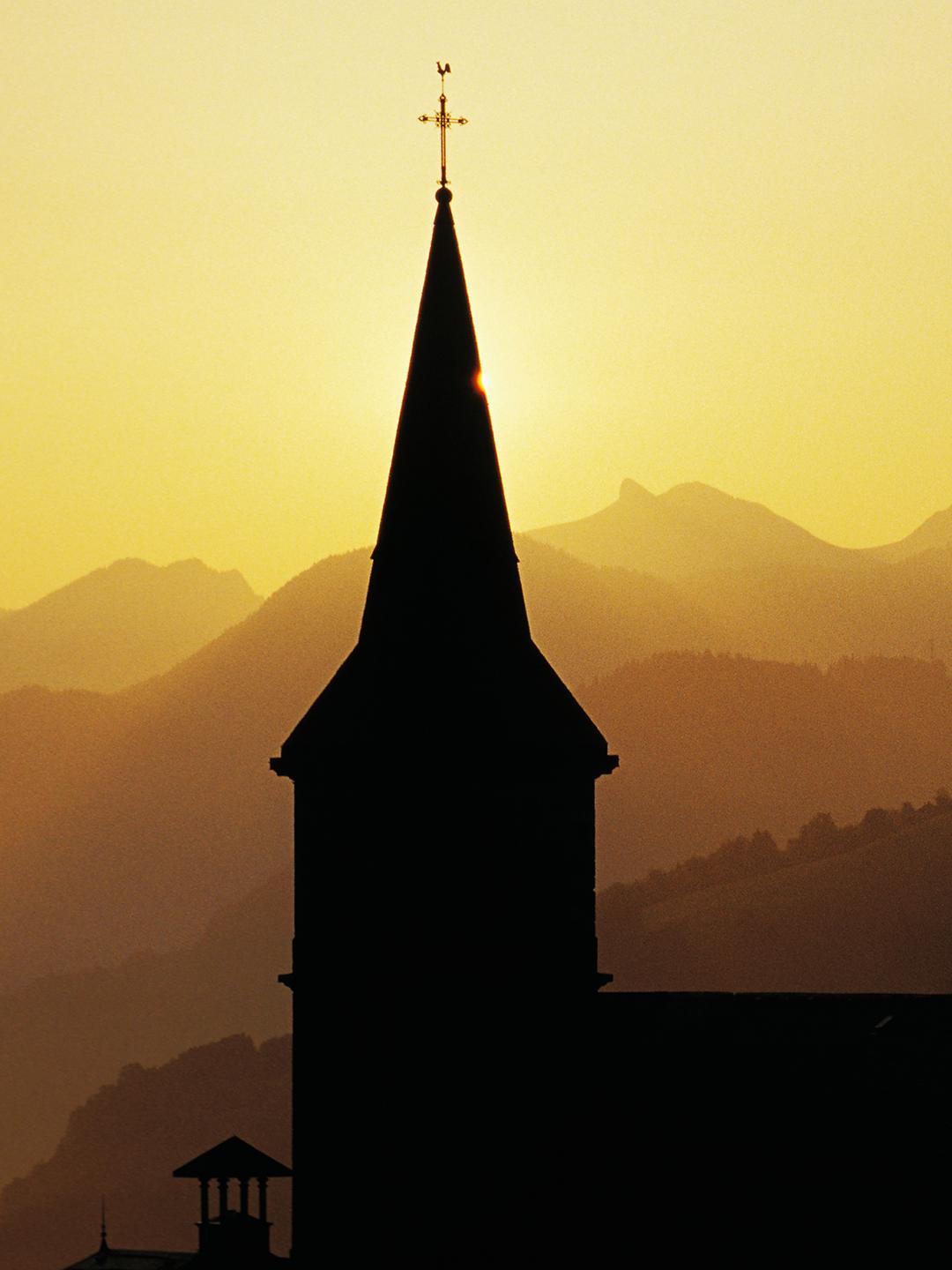 Clocher avec Dent d'Oche en fond au crépuscule 