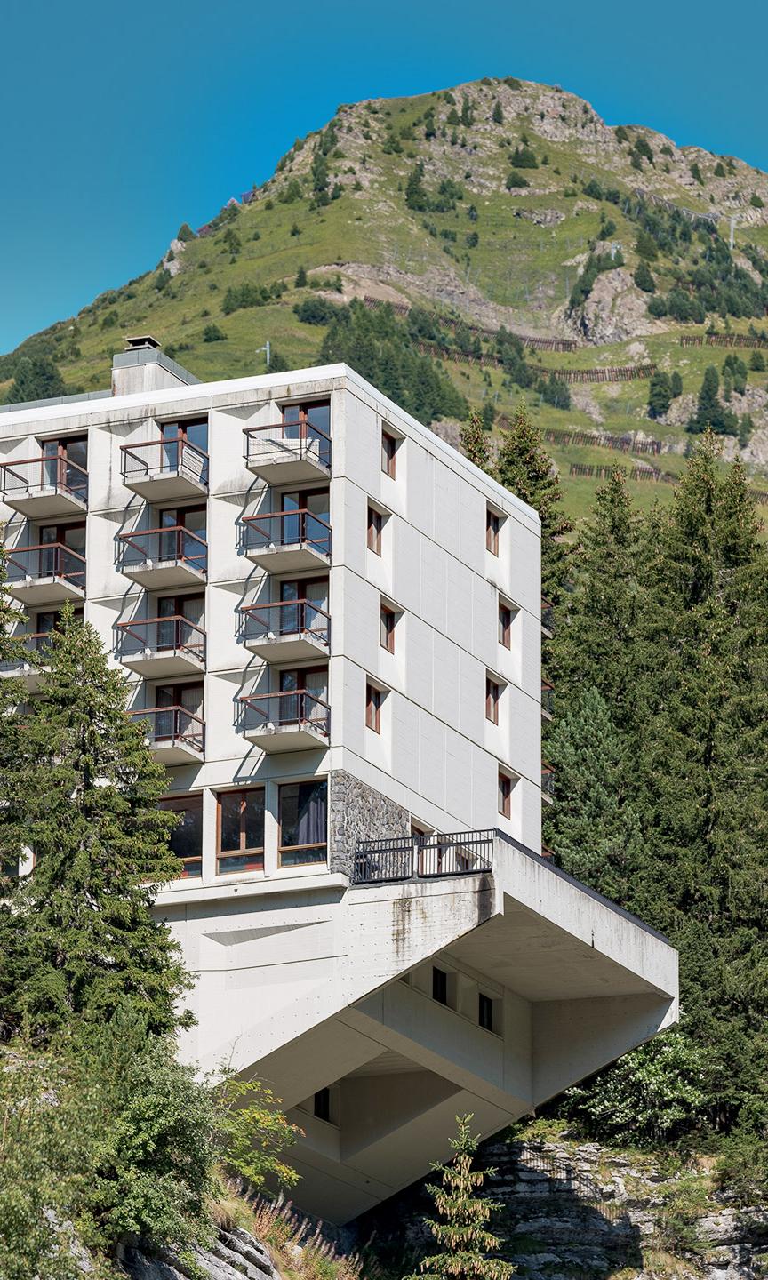 Vue de la façade d'un immeuble en béton de la station de Flaine 