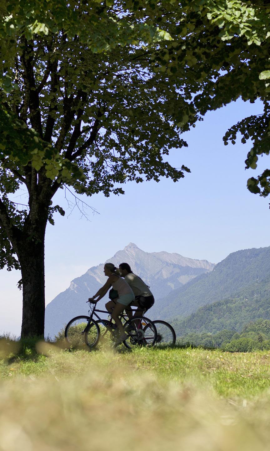 Deux personnes entrain de faire du vélo