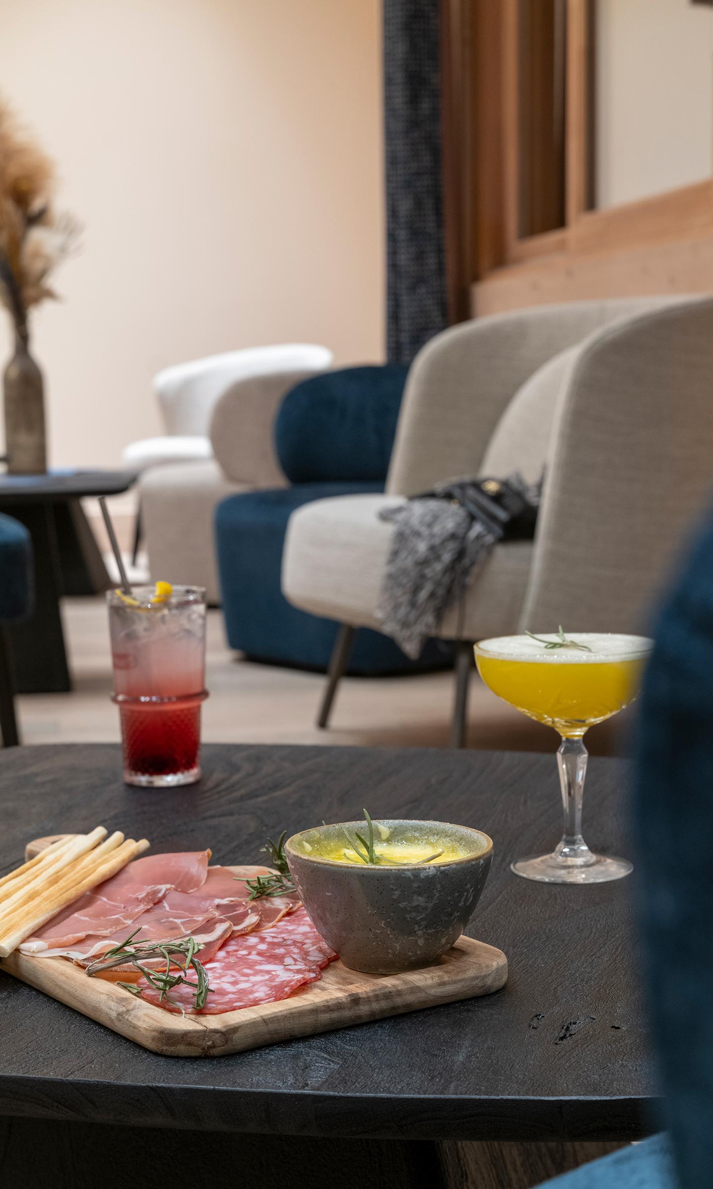 Une planche et des cocktails sont déposés sur une table du M'Bar de Manaka