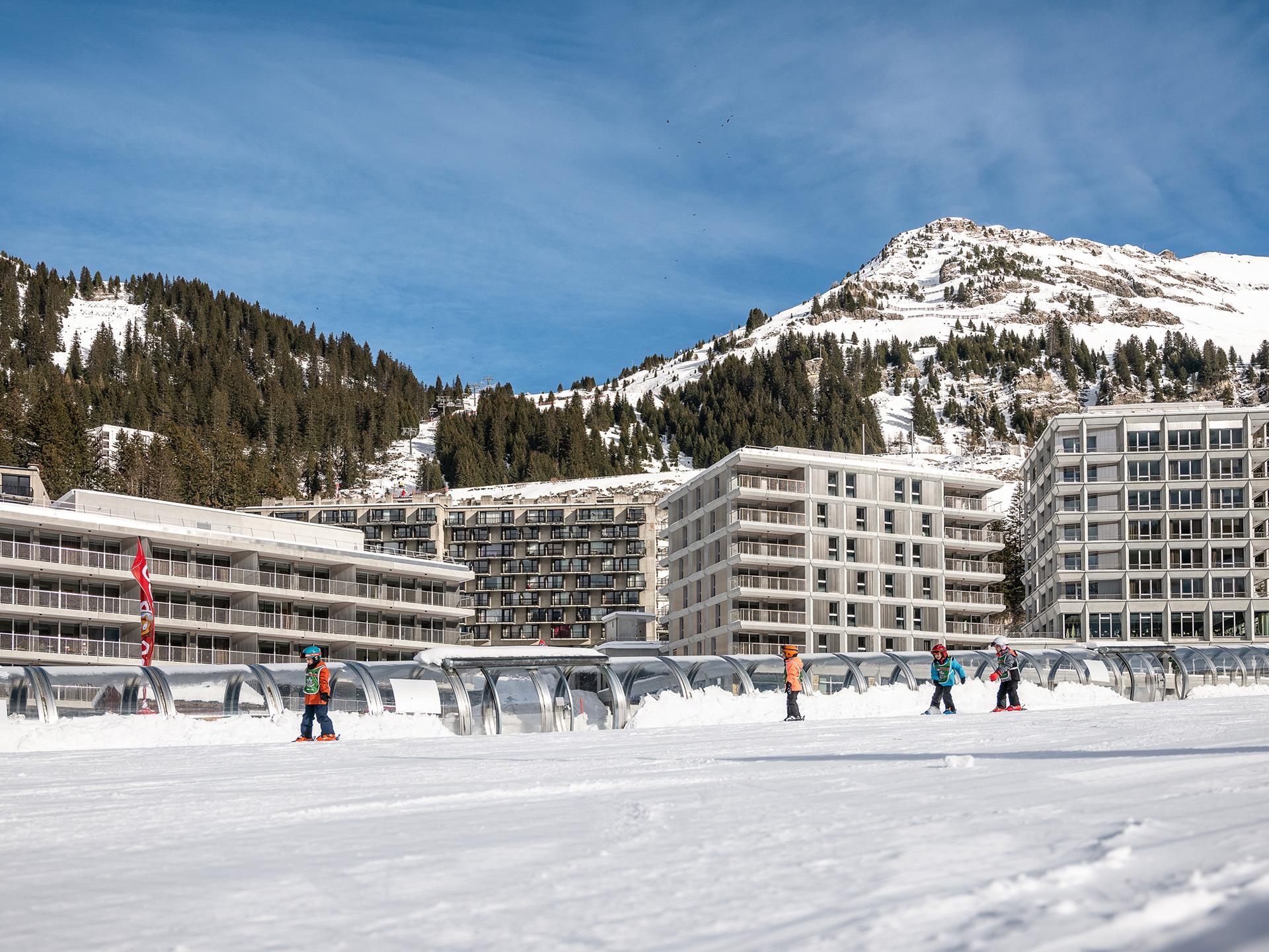 Vue exterieure depuis le front de neige de la résidence Alhéna à Flaine