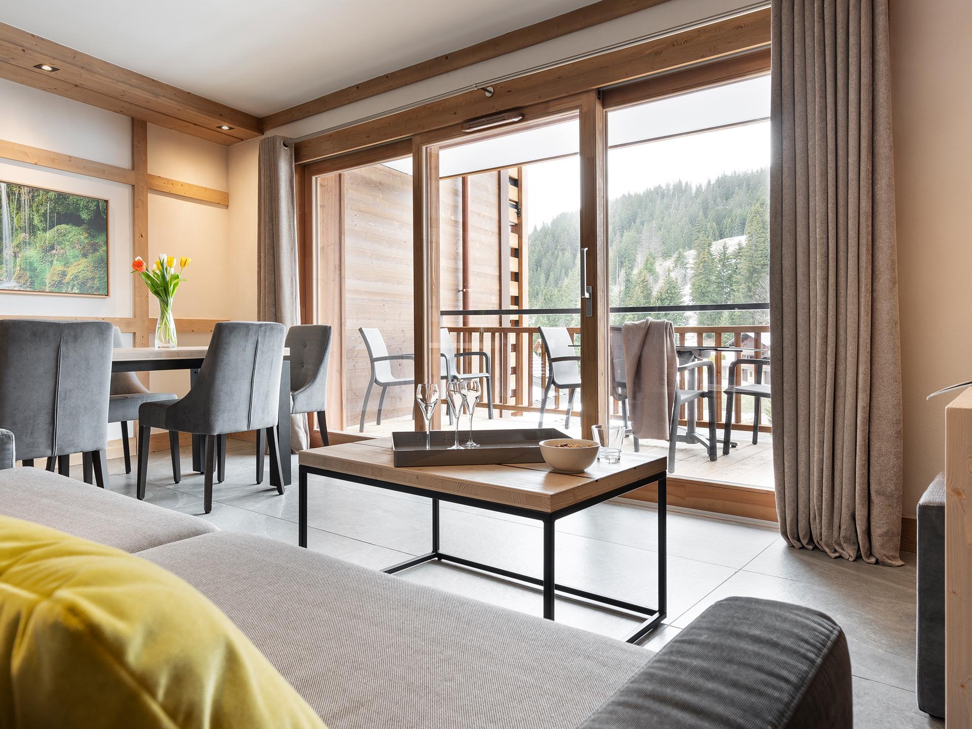 Salon avec vue sur l'extérieure d'un appartement à vendre au Hameau de l'Ours à Manigod 