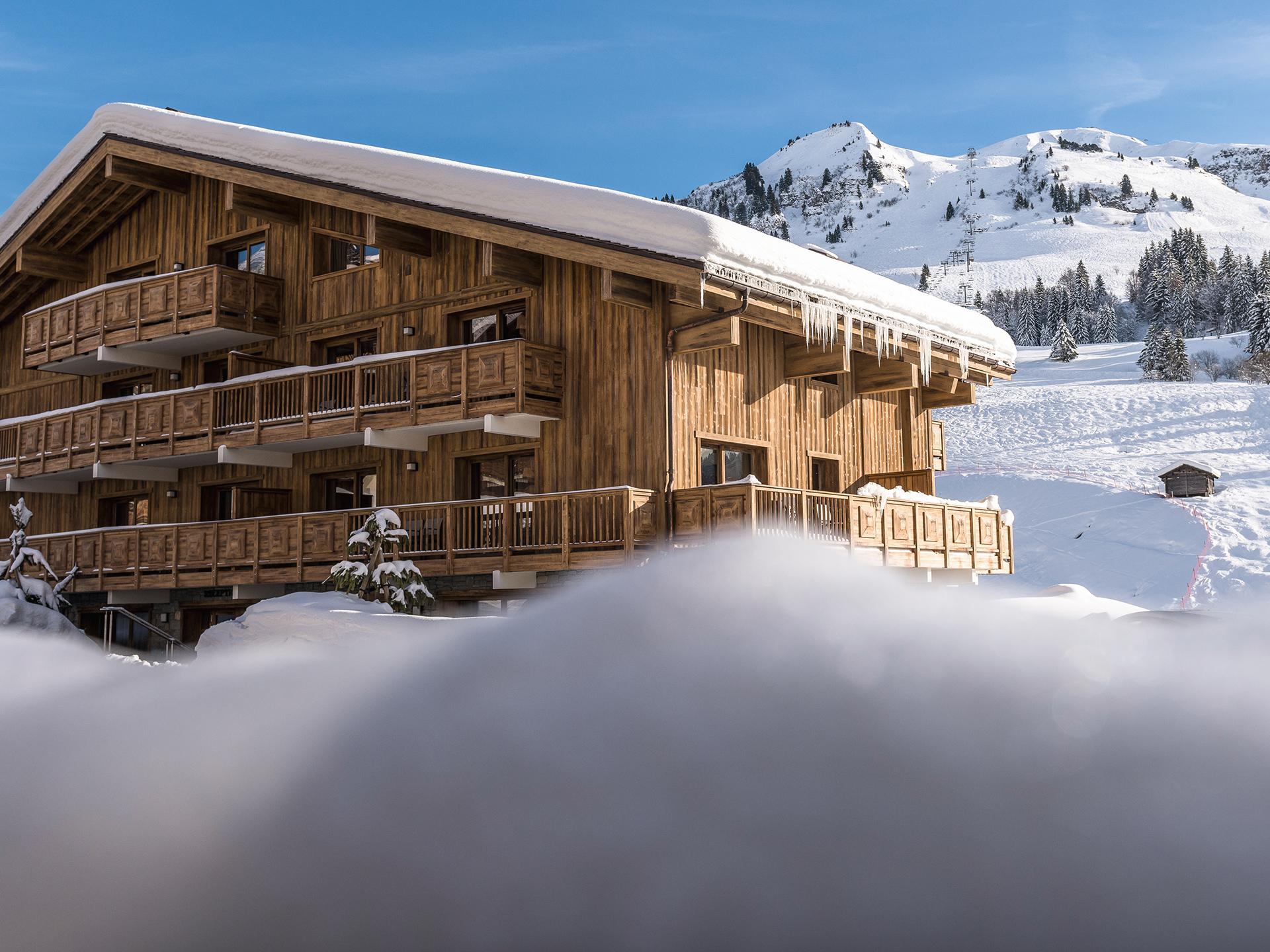 Vue extérieure de la résidence Roc des Tours au Grand Bornand sous la neige