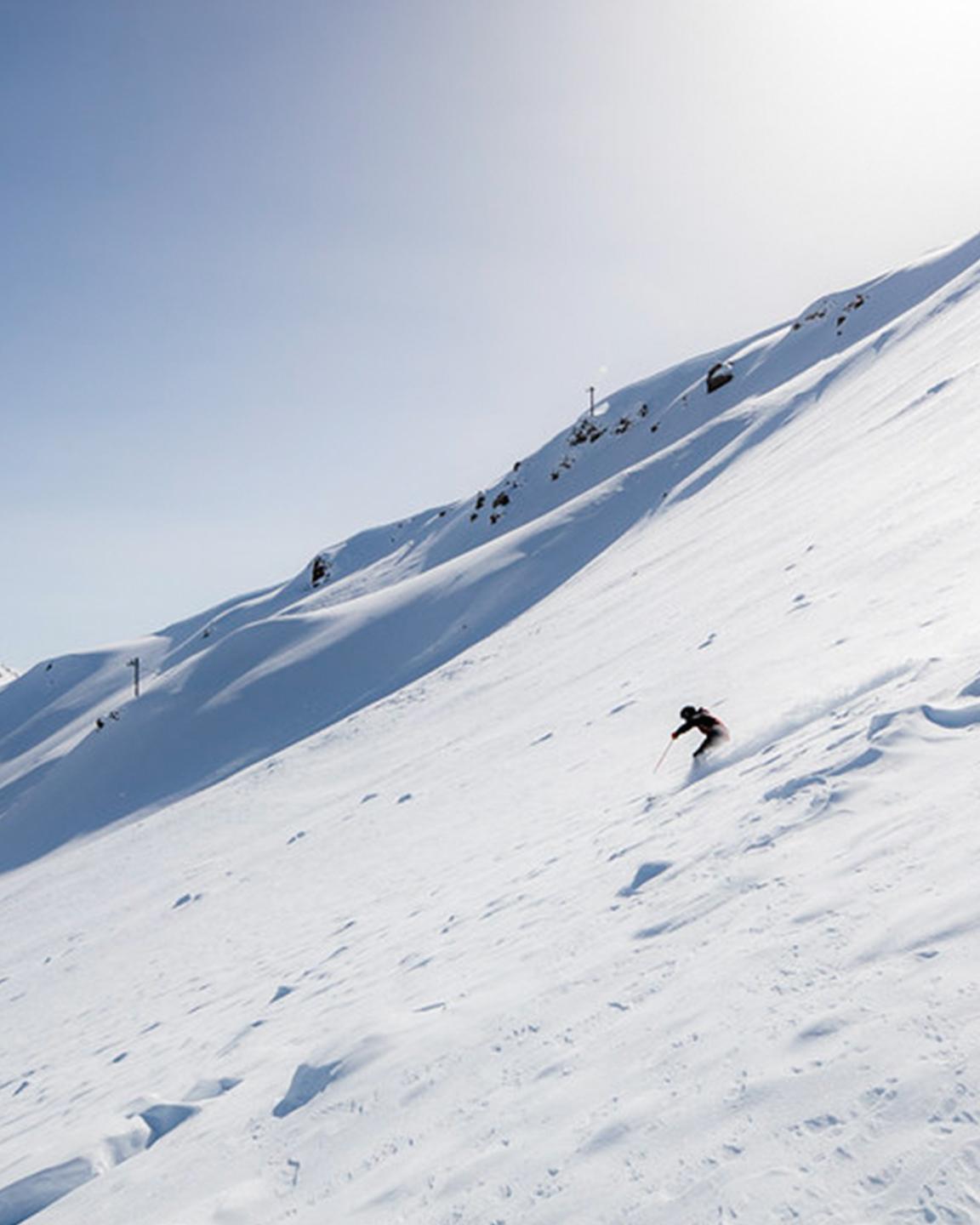 Une personne effectue une descente en hors-piste au Grand Domaine