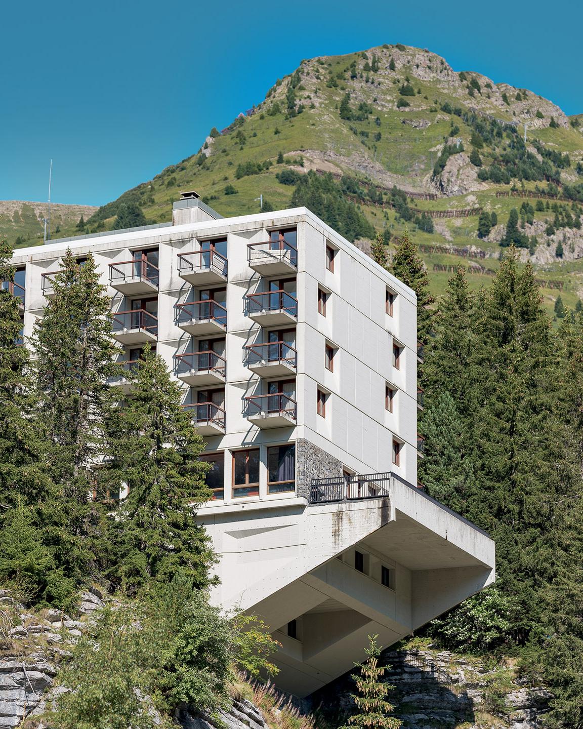 Vue de la façade d'un immeuble en béton de la station de Flaine 