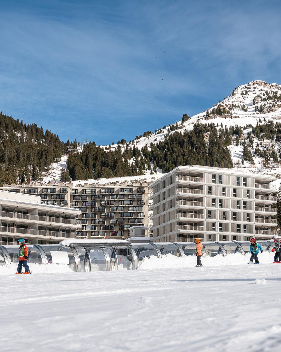 Vue exterieure depuis le front de neige de la résidence Alhéna à Flaine