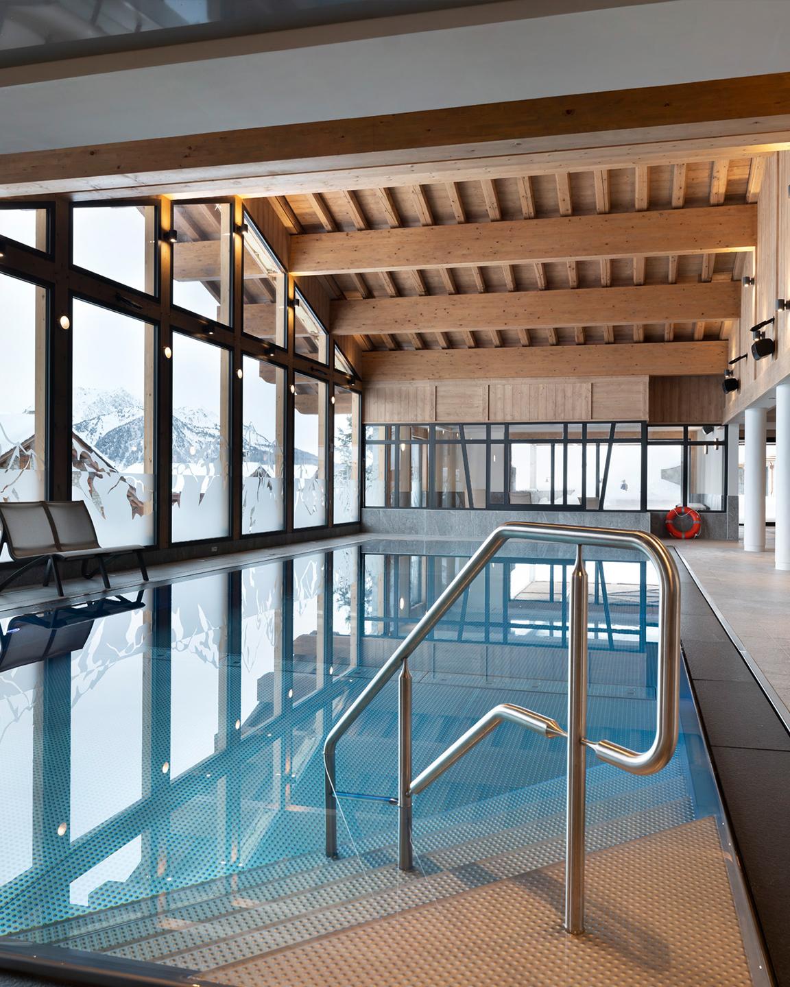 Piscine intérieure chauffée à l'Alpen Lodge, résidence située à La Rosière