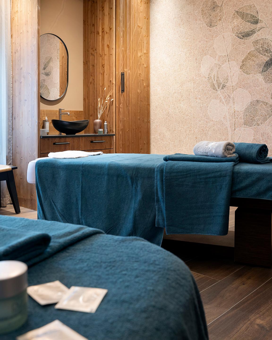 Chalets de Joy - Le Grand-Bornand - Espaces soins - Table de massage ©studio-bergoend