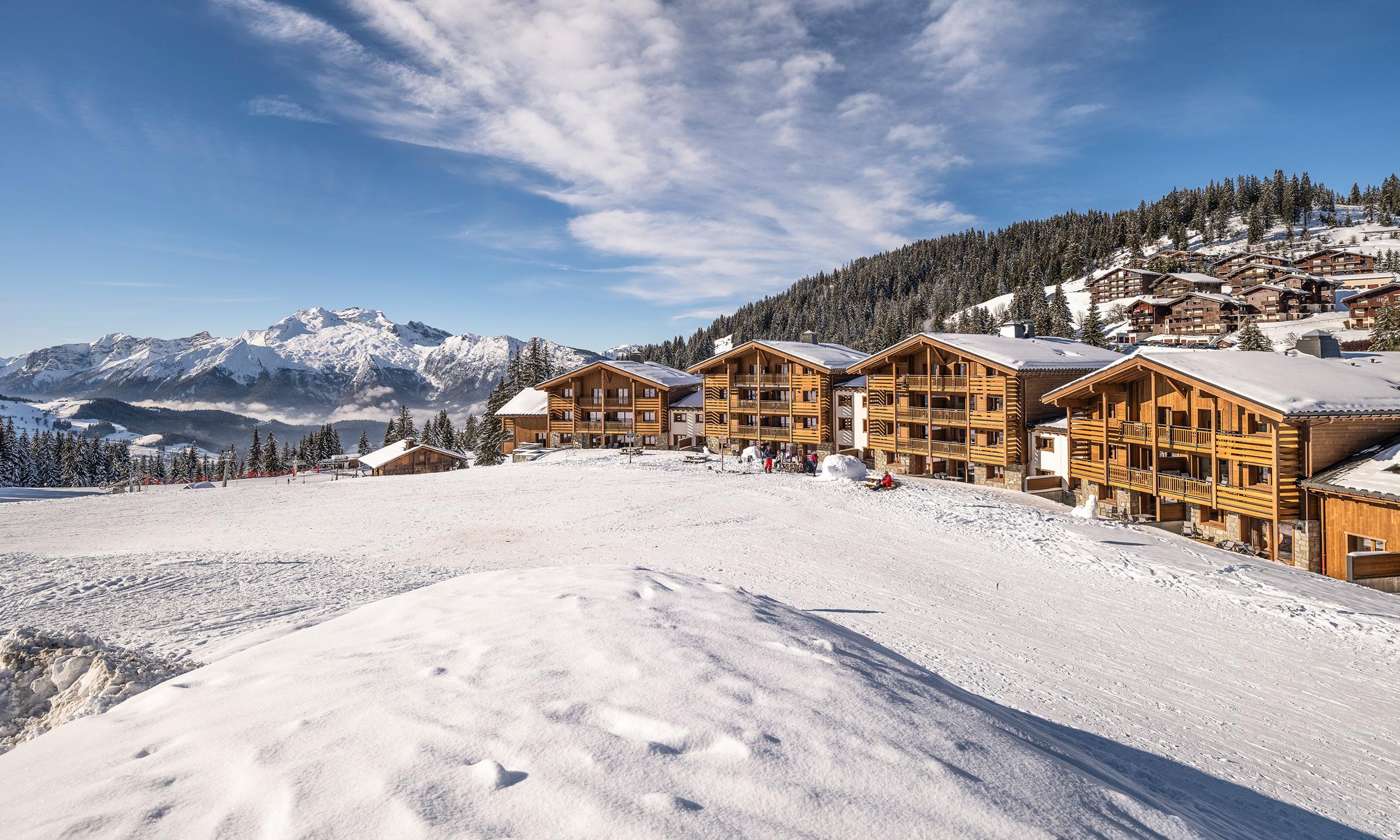 Vue extérieure du Hameau de l'Ours à Manigod en hiver