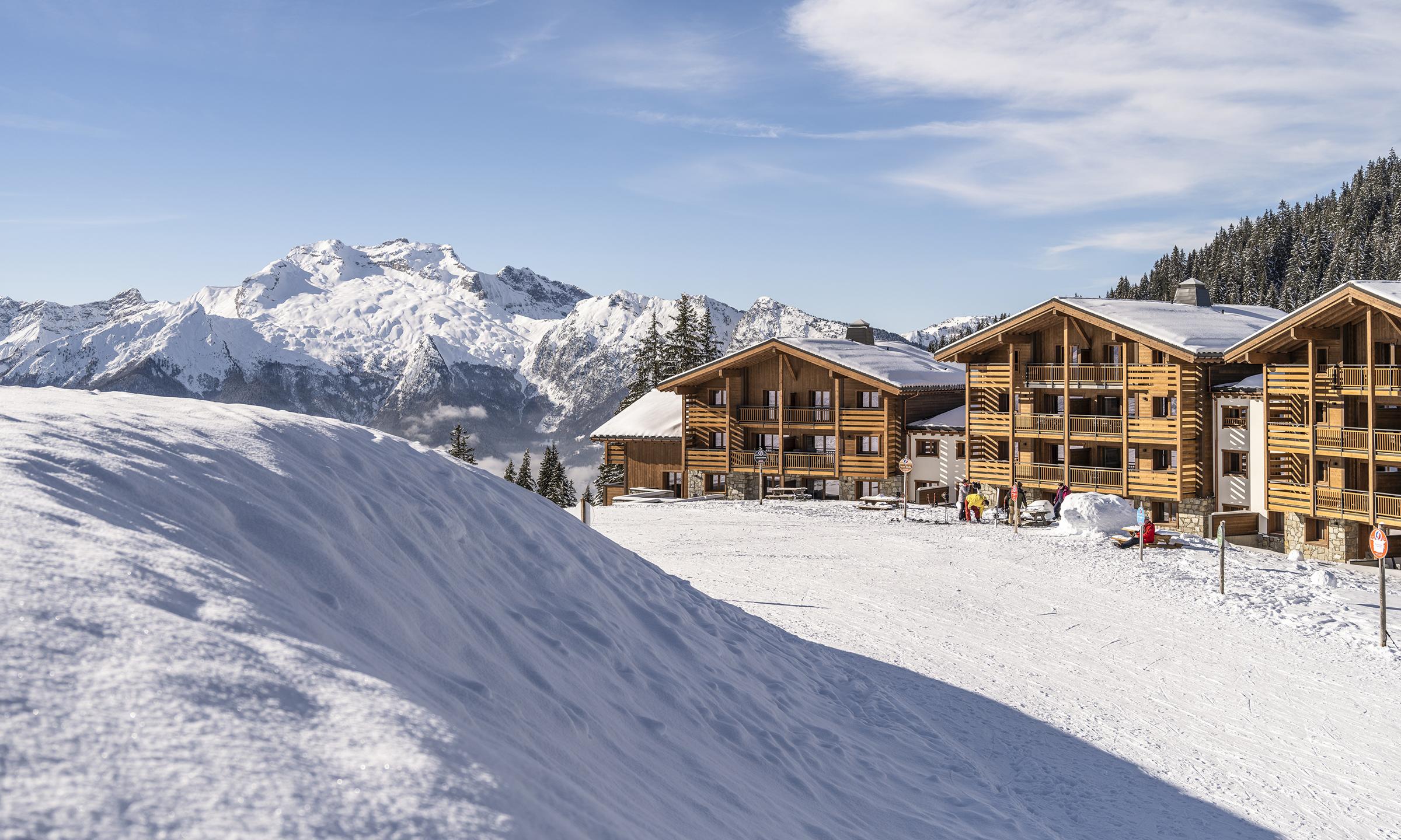 Vue extérieure sous la neige du Hameau de l'Ours à Manigod, destination Haute-Savoie