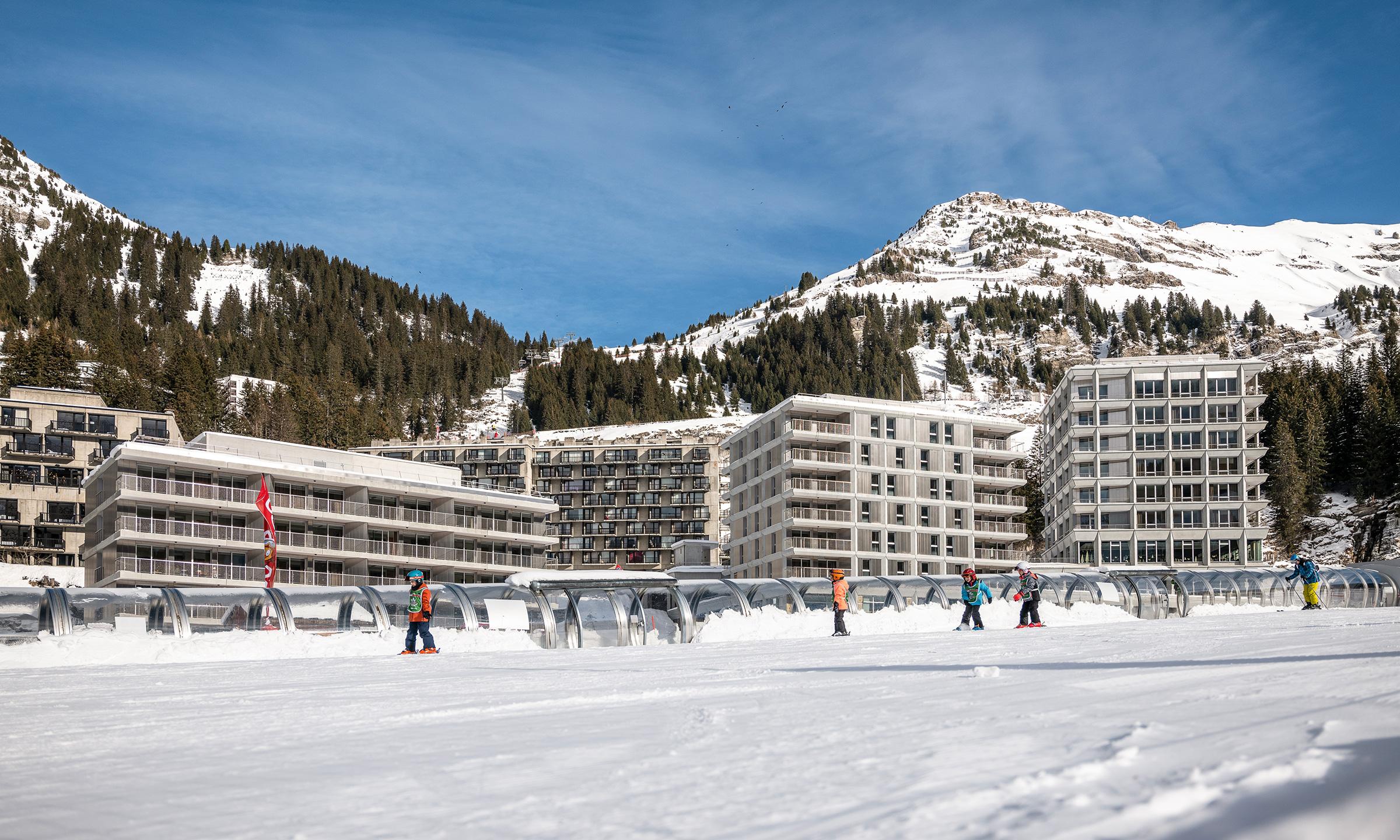 Vue exterieure depuis le front de neige de la résidence Alhéna à Flaine