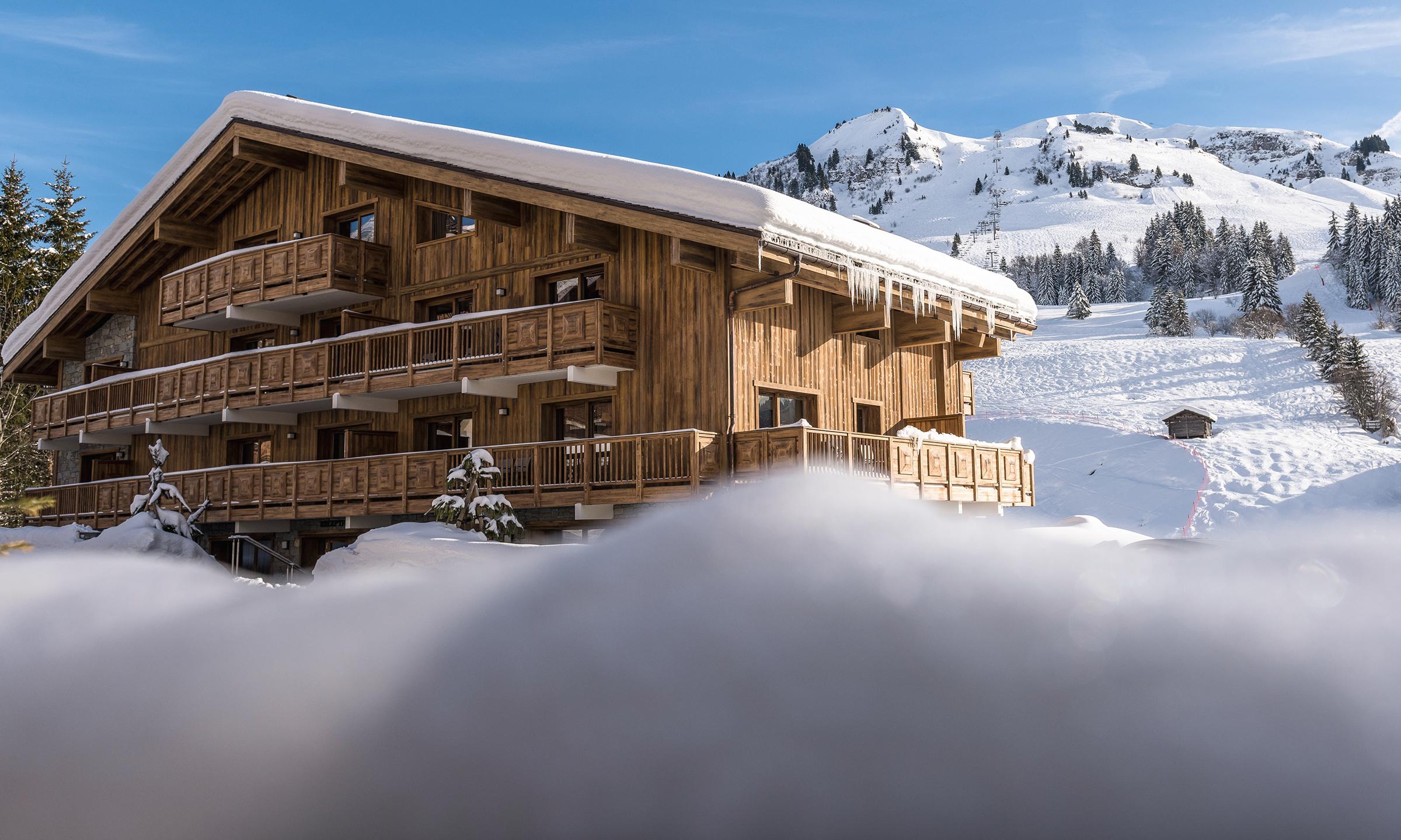 Vue extérieure de la résidence Roc des Tours au Grand Bornand sous la neige