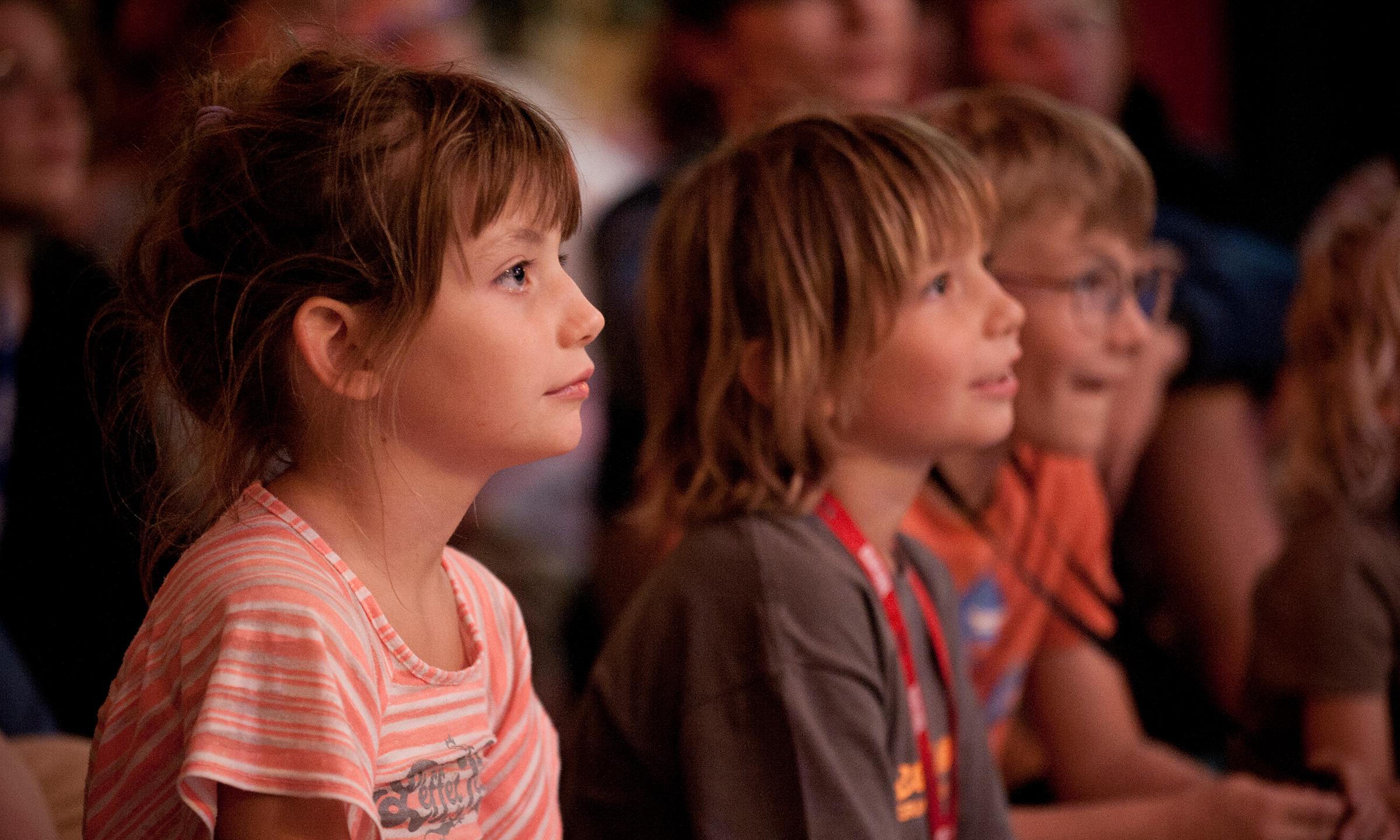 Des enfants regardent un spectacle lors de l'évènement Au Bonheur des Mômes au Grand-Bornand