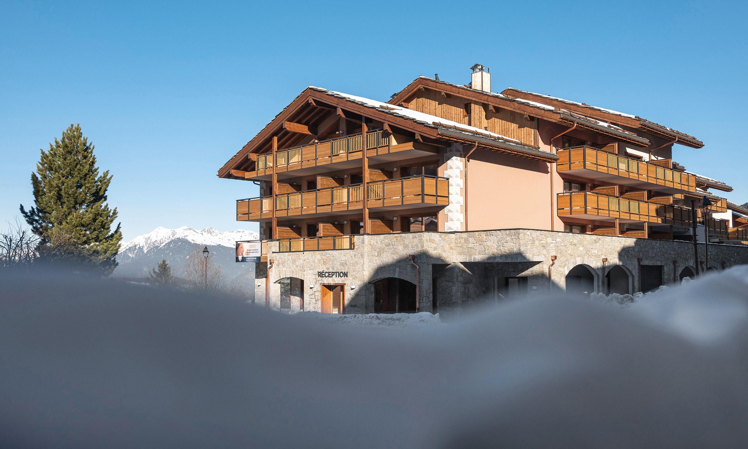 Vue de la résidence Akoya à Valmorel depuis l'extérieur dans un décor enneigé