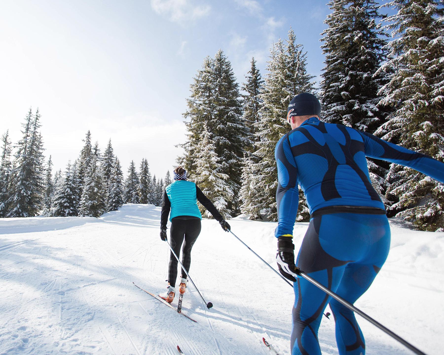 Deux personnes sont en train de faire du ski nordique aux Saisies, destination Espace Diamant en Savoie