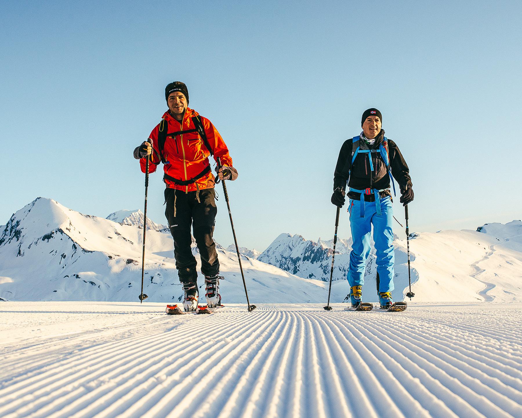 Deux personnes sont en train de faire du ski nordique sur les pistes de La Rosière