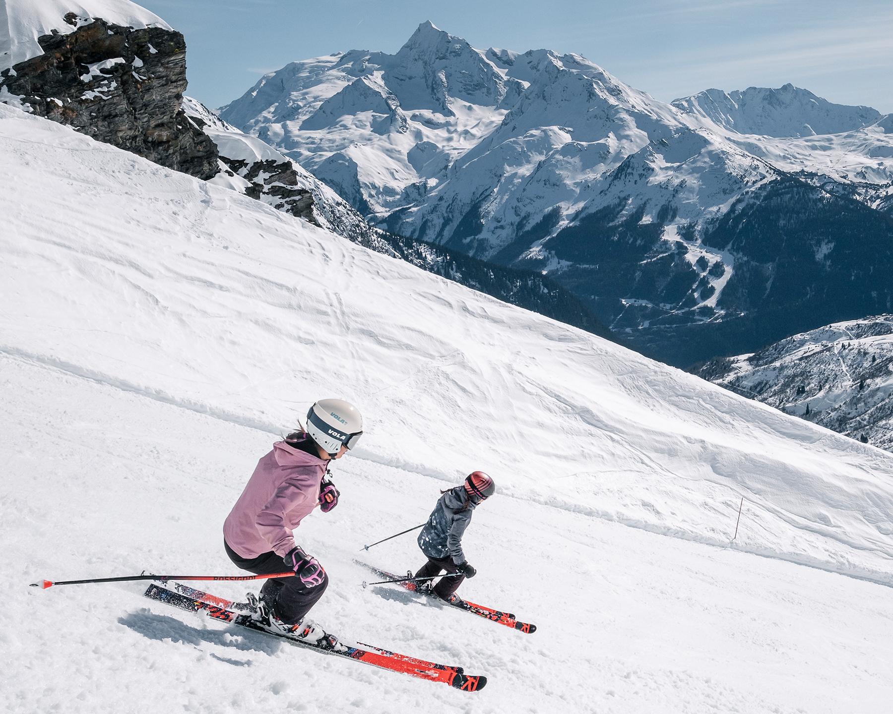 Deux personnes dévalent les pistes de La Rosière en ski alpin