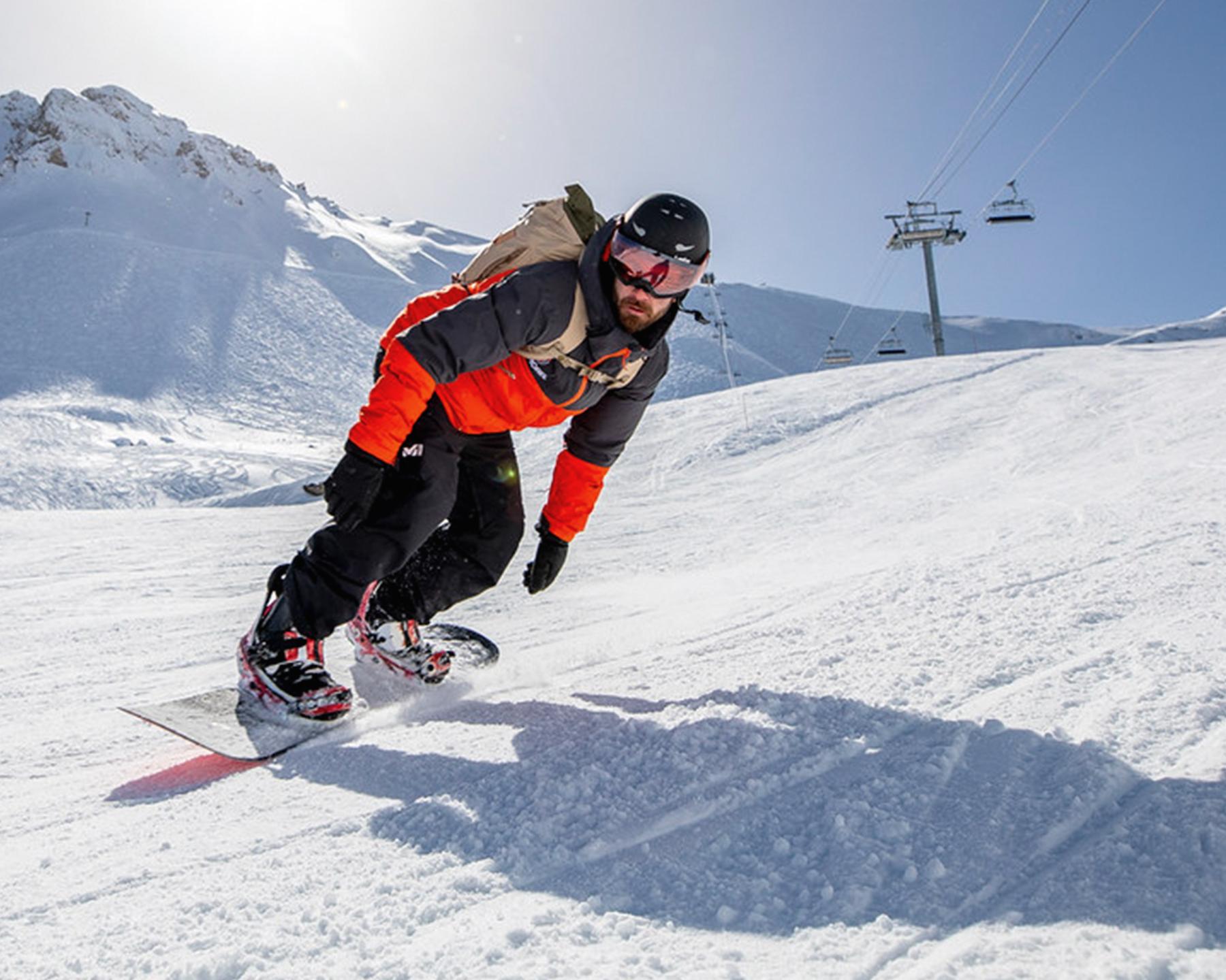 Descente en snowboard sur les pistes du Grand Domaine en Savoie