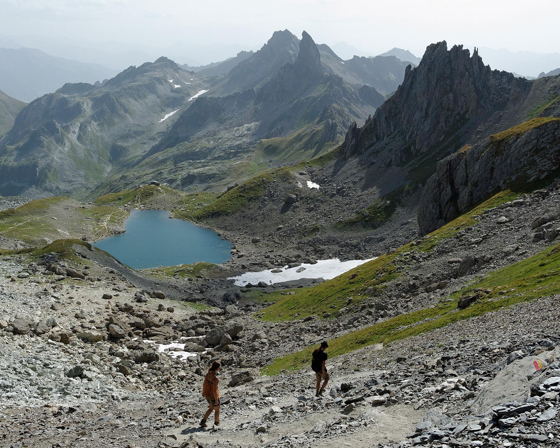 Groupe de personne arrivant un lac de montagne 