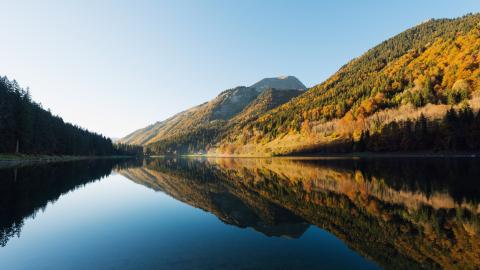 Vue sur un lac du Massif du Chablais 