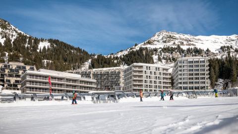 Vue exterieure depuis le front de neige de la résidence Alhéna à Flaine