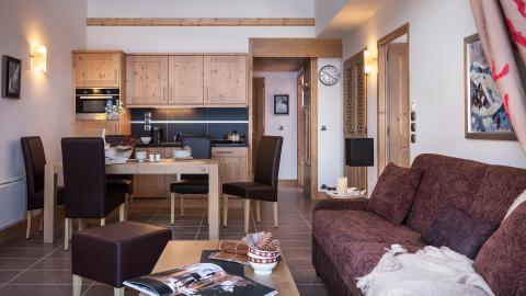 Salon d'un appartement au sein de la résidence Chalets Akasha aux Saisies