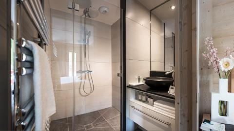 Salle de bain d'un appartement à vendre dans la résidence Roc des Tours situé au Grand-Bornand Chinaillon